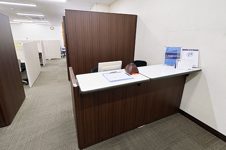 充実の学習環境:開放的な受付カウンター。お気軽にお声かけください