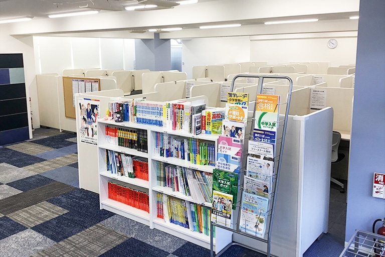 充実の学習環境:教室はオープンな環境となっており、お気軽にご質問・ご相談などをしていただけます。