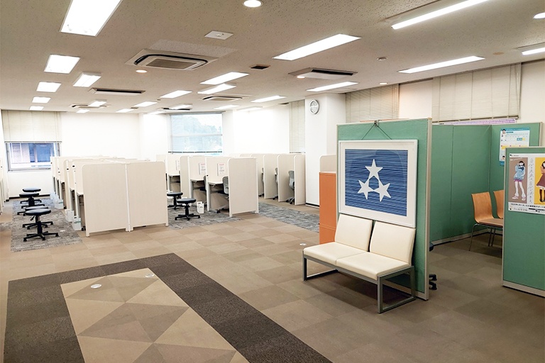 充実の学習環境:広く開放的なエントランス。こちらでみなさまをお迎えいたします。