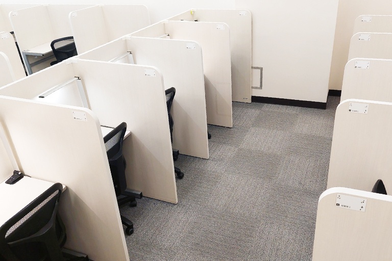 充実の学習環境:こちらは自習ブースです。月~土の14:00~21:30で使用できます(講習期間の利用時間は変動します)。