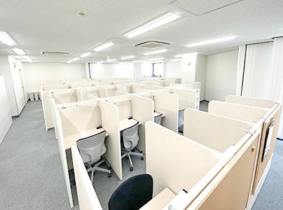 充実の学習環境:2号館自習スペース、1人ひとり区切られた設計。しっかりと自分の勉強に集中できます!