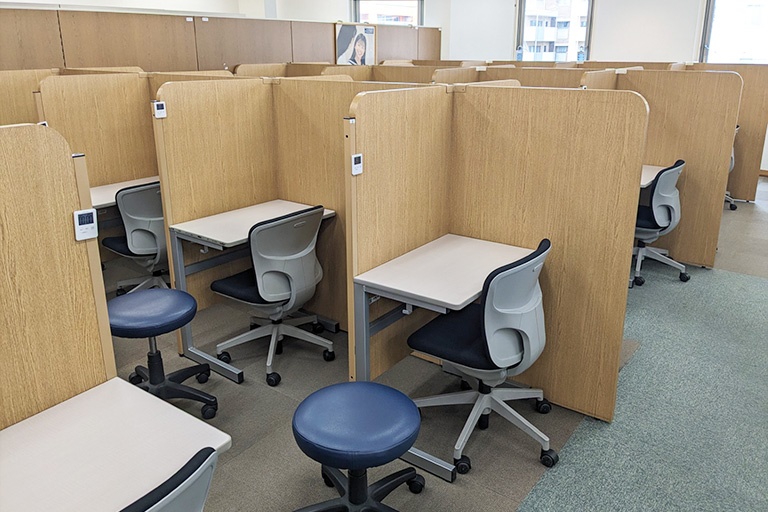 充実の学習環境:パーテーションで1人ずつ区切られているので、自分の勉強に集中できます。