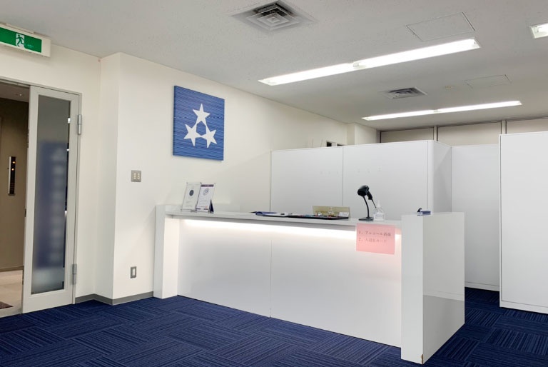 充実の学習環境:開放的な受付カウンター。ご質問・ご相談など、どんな小さなことでもお気軽にお声かけください