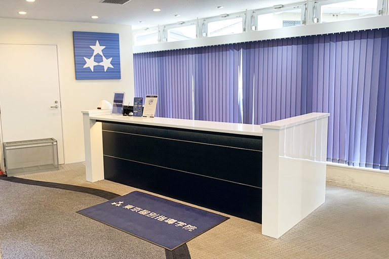 充実の学習環境:明るく清潔なエントランス。小さなことでもお気軽にご質問・ご相談ください。