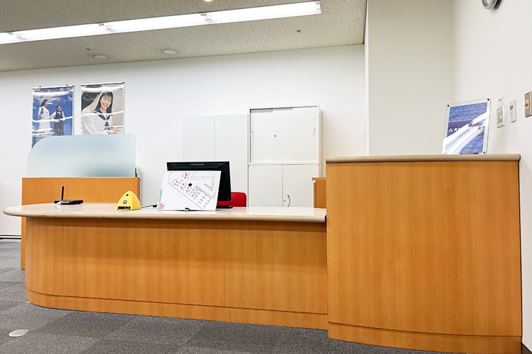 充実の学習環境:明るく清潔なエントランス。小さなことでもお気軽にご質問・ご相談ください。