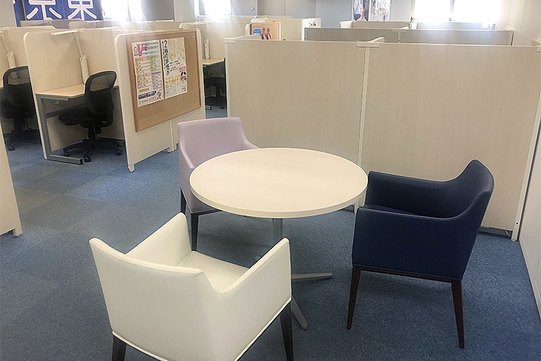 充実の学習環境:オープンな環境のフリースペース。お気軽にご質問・ご相談などをしていただけます。