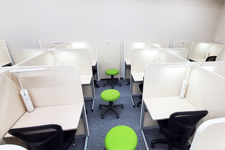 充実の学習環境:個別指導ブース。演習中も講師がいつも隣にいて、質問がしやすい環境です。