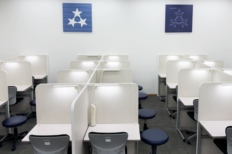 充実の学習環境:個別指導ブース。演習中も講師がいつも隣にいて、質問がしやすい環境です。