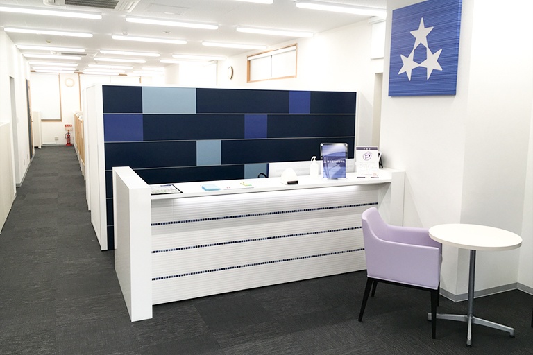 充実の学習環境:開放的な受付カウンター。ご質問・ご相談など、どんな小さなことでもお気軽にお声かけください