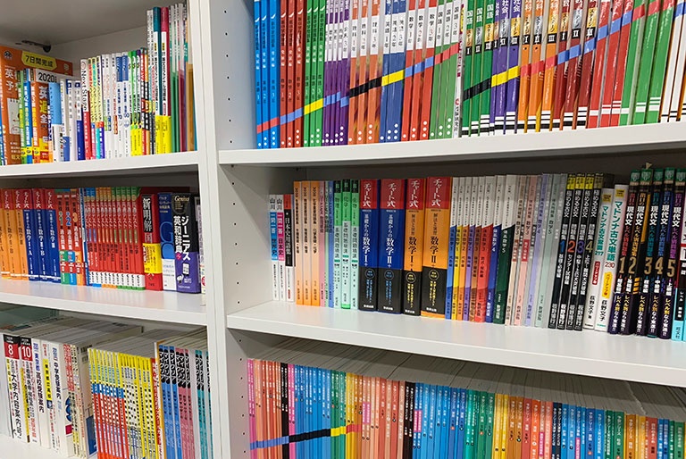 充実の学習環境:対応テキストや問題は、多種多様。お子さまの課題や目標に合わせて対応しています。