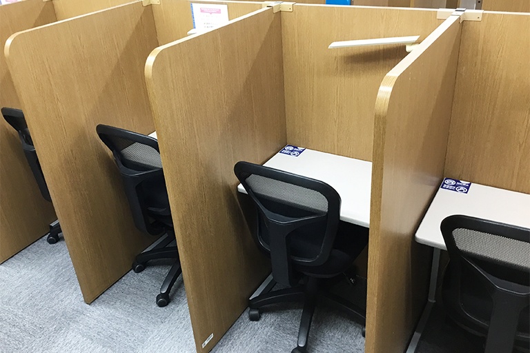 充実の学習環境:無料で使用できる自習席。集中しやすいと評判です。