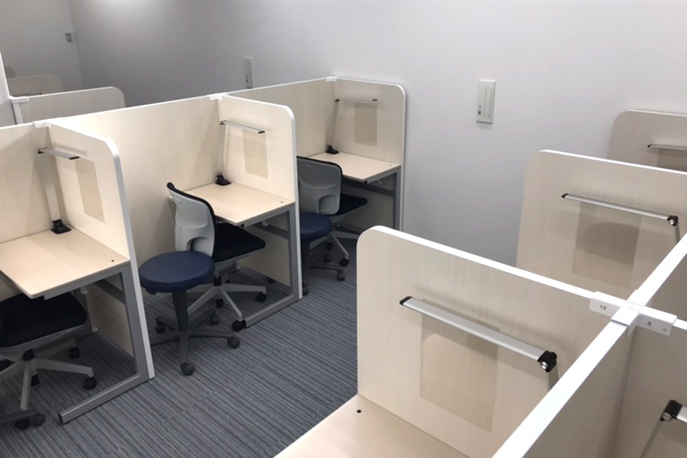 充実の学習環境:パーテーションで1人ずつ区切られているので、自分の勉強に集中できます。