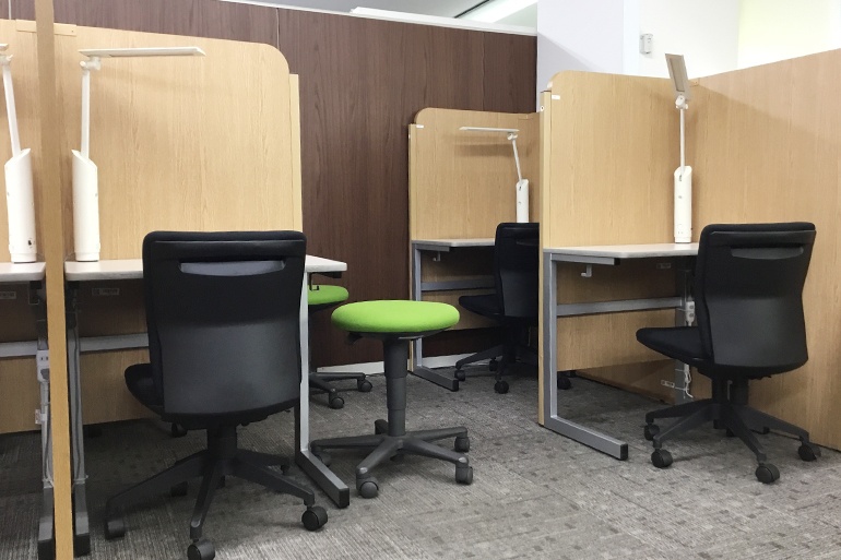 充実の学習環境:個別指導ブース。演習中も先生がいつも隣にいて、質問がしやすい環境です。