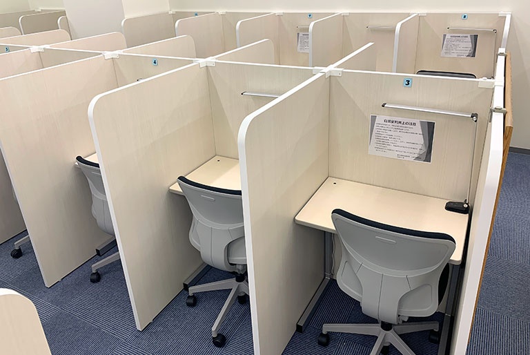 充実の学習環境:パーソナルに区切られた自習席。集中しやすいとご好評いただいています。