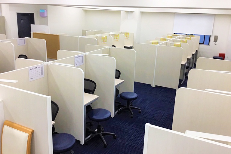 充実の学習環境:集中しやすいようパーテーションで区切られた授業ブース。