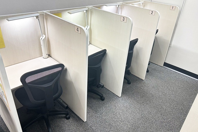 充実の学習環境:自習スペースは1人ひとり区切られた設計。しっかりと自分の勉強に集中できます!