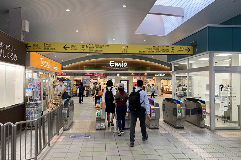 充実の学習環境:アクセス案内①:東久留米駅改札を出て西口方面へ降りてください。