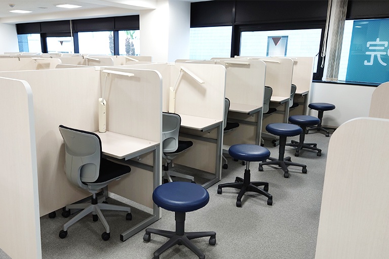 充実の学習環境:個別指導ブース。演習中も講師がいつも隣にいて、質問がしやすい環境です。