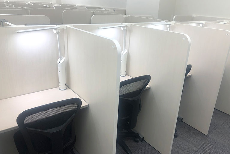 充実の学習環境:パーソナルに区切られた自習席。集中しやすいとご好評いただいています。