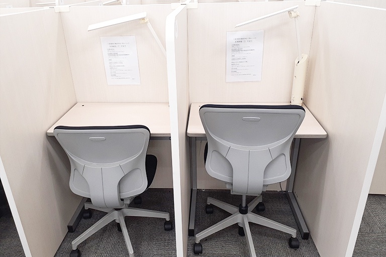 充実の学習環境:自習スペースは1人ひとり区切られた設計。予約不要で使うことができ、いつでも質問可能です。しっかりと自分の勉強に集中できます!