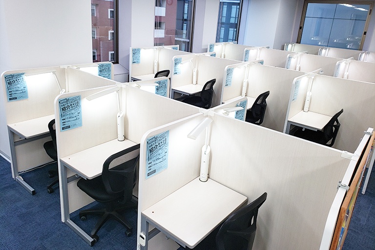 充実の学習環境:集中しやすいようパーテーションで区切られた授業ブース。演習中も講師がいつも隣にいて、質問がしやすい環境です。