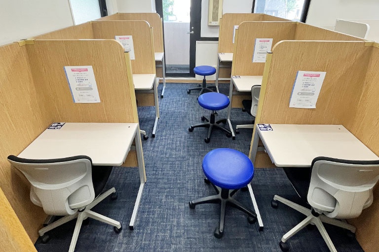 充実の学習環境:集中しやすいようパーテーションで区切られた授業ブース。