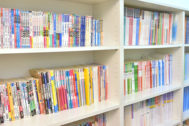 充実の学習環境:対応テキストは十分な種類・量を準備。お子さまの課題や目標に合わせて対応しています。