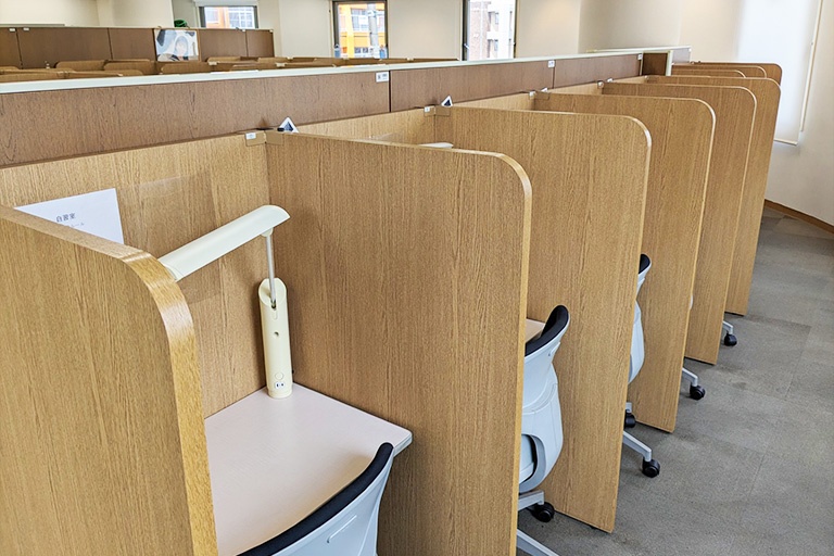 充実の学習環境:パーソナルに区切られた自習席(8席)。集中しやすいとご好評いただいています。予約などは必要ありません。