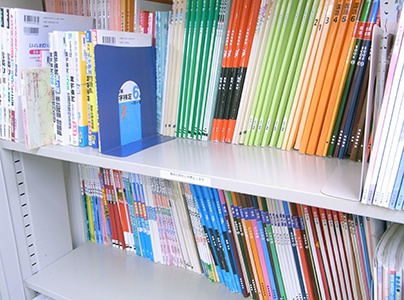 充実の学習環境:対応テキストは十分な種類・量を準備。お子さまの課題や目標に合わせて対応しています。