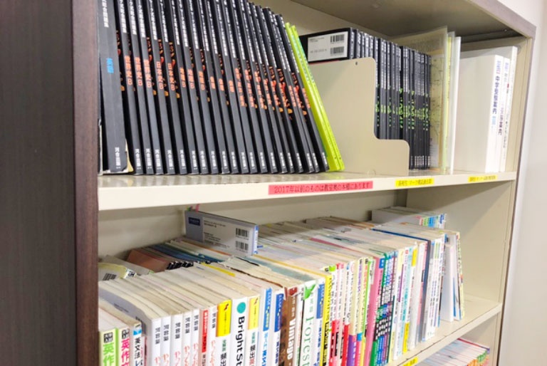 充実の学習環境:対応テキストは十分な種類・量を準備。お子さまの課題や目標に合わせて対応しています。