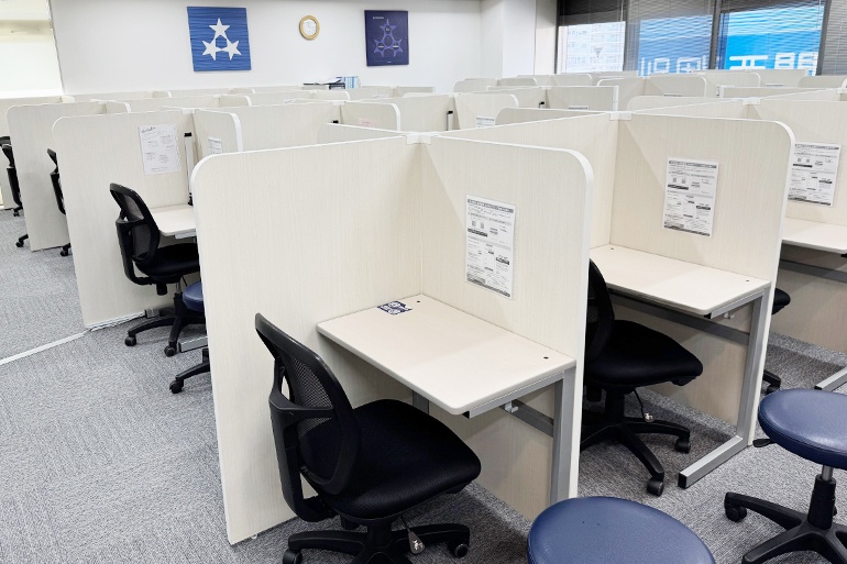 充実の学習環境:個別指導ブース。演習中も先生がいつも隣にいて、質問がしやすい環境です。