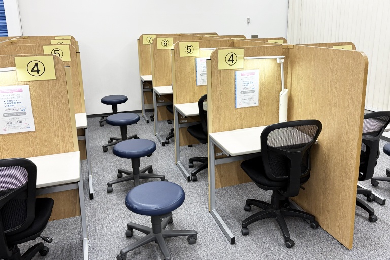 充実の学習環境:授業は講師1名につき生徒2名までの個別指導。きめ細かな指導で着実に力を伸ばします。