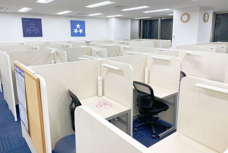 充実の学習環境:集中しやすいようパーテーションで区切られた授業ブース。