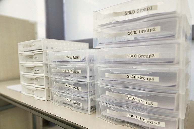 充実の学習環境:自習席に常時「英語単語テスト」をご準備させて頂いております。ご自由にご利用下さい。