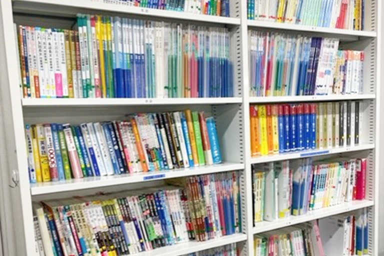 充実の学習環境:対応テキストは十分な種類・量を準備。お子さまの課題や目標に合わせて対応しています。