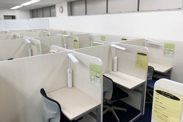 充実の学習環境:パーテーションで1人ずつ区切られているので、自分の勉強に集中できます。