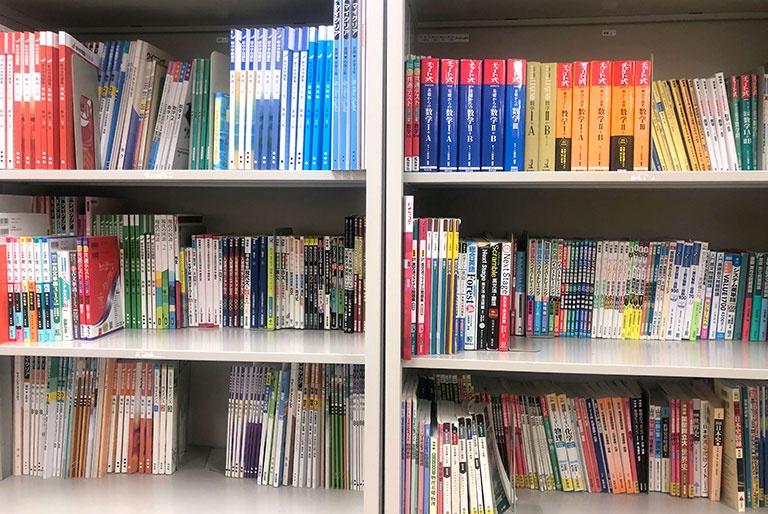 充実の学習環境:対応テキストは十分な種類・量を準備。お子さまの課題や目標に合わせて対応しています。