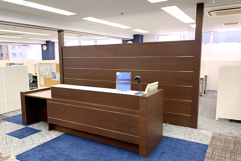 充実の学習環境:開放感あるエントランス。小さなことでもお気軽にご質問ください。