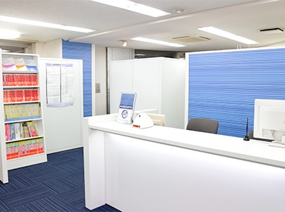 充実の学習環境:教室で何かわからないことがあれば、受付カウンターまでお気軽にご相談ください。