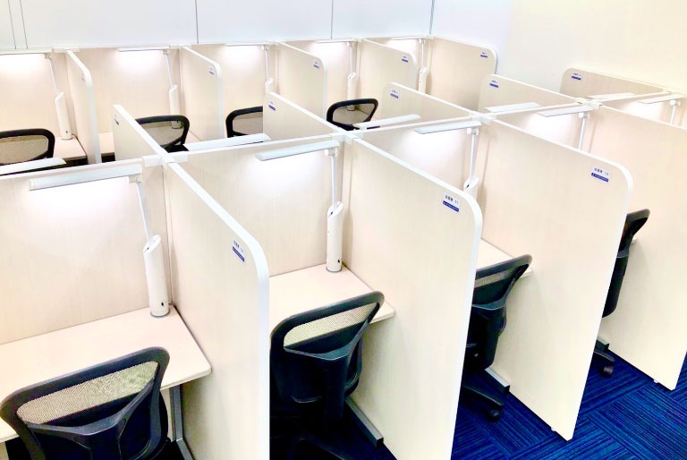 充実の学習環境:自習スペースは1人ひとり区切られた設計。しっかりと自分の勉強に集中できます!