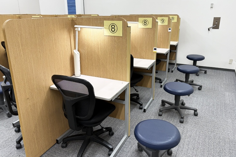 充実の学習環境:個別指導ブース。演習中も講師がいつも隣にいて、質問がしやすい環境です。