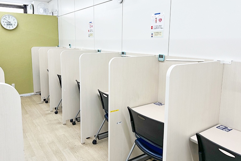 充実の学習環境:パーソナルに区切られた自習席。集中しやすいとご好評いただいています。