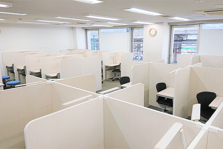 充実の学習環境:集中しやすいようパーテーションで区切られた授業ブース。