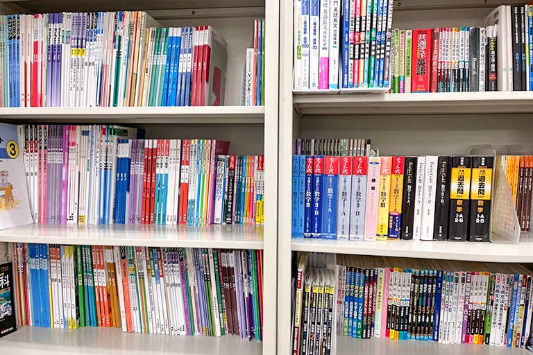 充実の学習環境:対応テキストは十分な種類・量を準備。お子さまの課題や目標に合わせて対応しています。