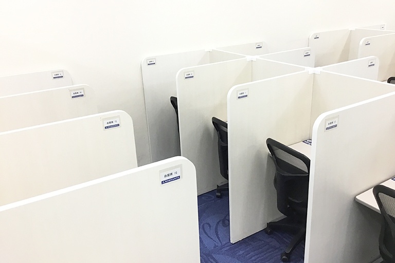 充実の学習環境:自習スペースは1人ひとり区切られた設計。しっかりと自分の勉強に集中できます!