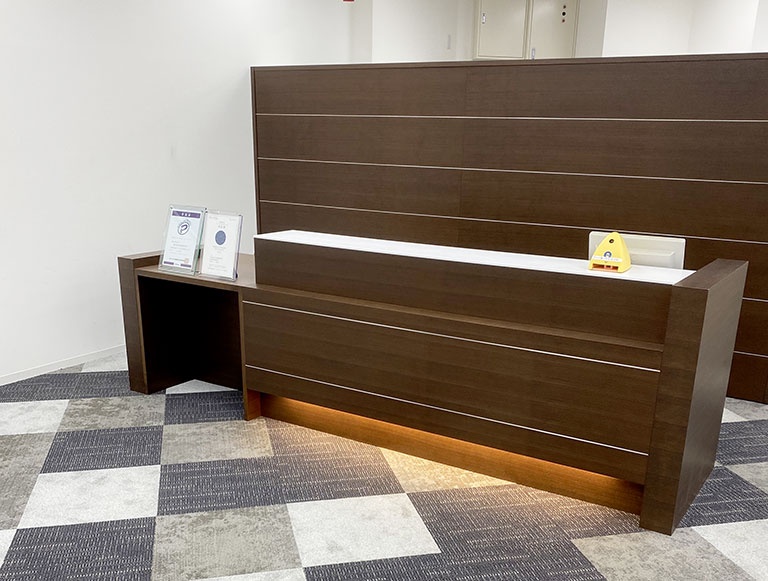 充実の学習環境:明るく清潔なエントランス。小さなことでもお気軽にご質問・ご相談ください。