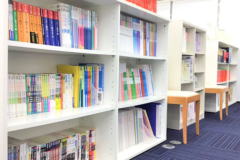 充実の学習環境:対応テキストは十分な種類・量を準備。お子さまの課題や目標に合わせて対応しています。