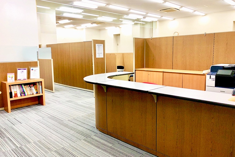 充実の学習環境:開放的な受付カウンター。ご質問・ご相談など、どんな小さなことでもお気軽にお声かけください