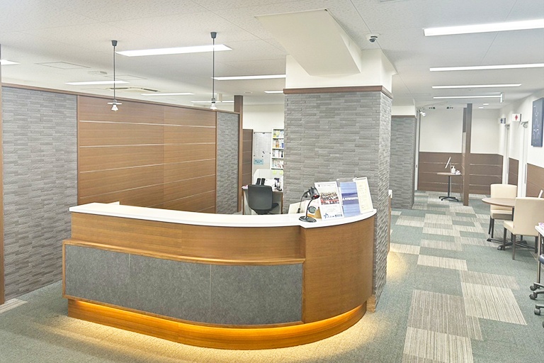 充実の学習環境:開放的な受付カウンター。ご質問・ご相談など、どんな小さなことでもお気軽にお声かけください