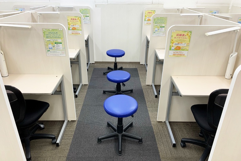 充実の学習環境:個別指導ブース。1:2の授業で「わからない」から「できた!」へ指導してまいります。